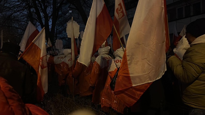 Manifestanci w charakterystycznych płaszczach