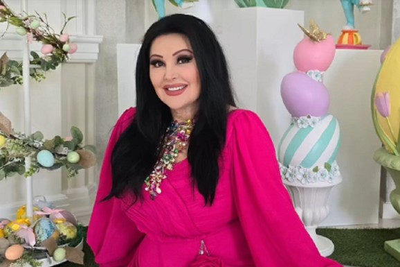 PRVI USKRS POSLE RAZVODA OD TONIJA Dragana Mirković pokazala kako se skockala za veliki praznik: DREČAVO ROZE HALJINA I ŠARENA OGRLICA, pevačica ne skida osmeh (FOTO)