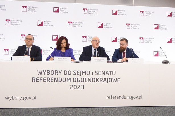 PKW uspokaja: protokoły z zagranicznych komisji wyborczych korzystają z tego samego systemu co komisje w Plsce