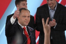 Wybory prezydenckie 2025: "Przegrzana kampania" i "zmęczenie skandalami". Poparcie Karola Nawrockiego impregnowane na afery