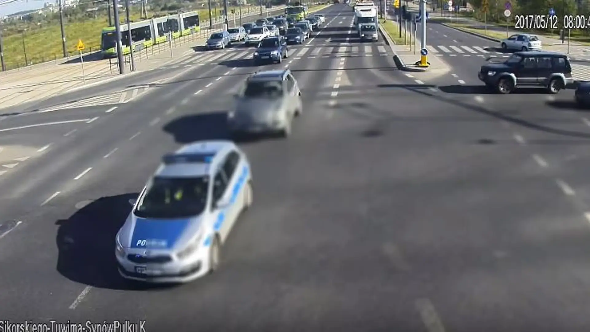 Policjanci zatrzymali auto z cierpiącym psem w środku. Ich reakcja robi wrażenie