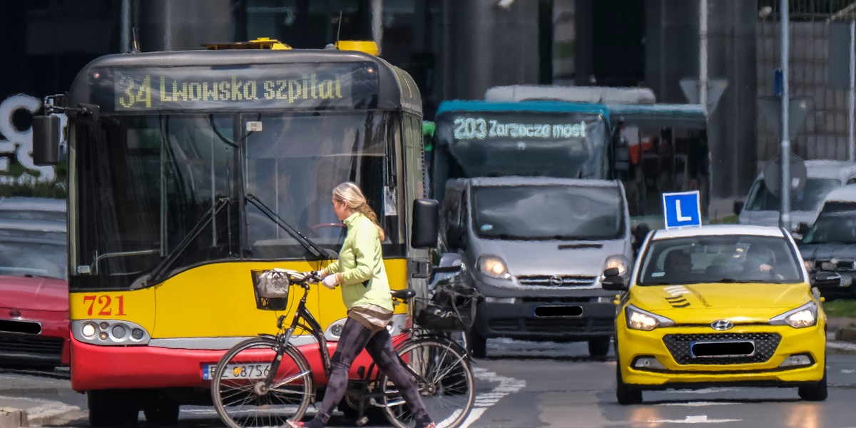 Zakaz używania telefonów komórkowych, obniżenie dopuszczalnej prędkość pojazdów na obszarze zabudowanym nocą, wprowadzenie zakazu jazdy na tzw. zderzaku – takie przepisy zakłada  projekt nowelizacji ustawy Prawo o ruchu drogowym przyjęty przez rząd.