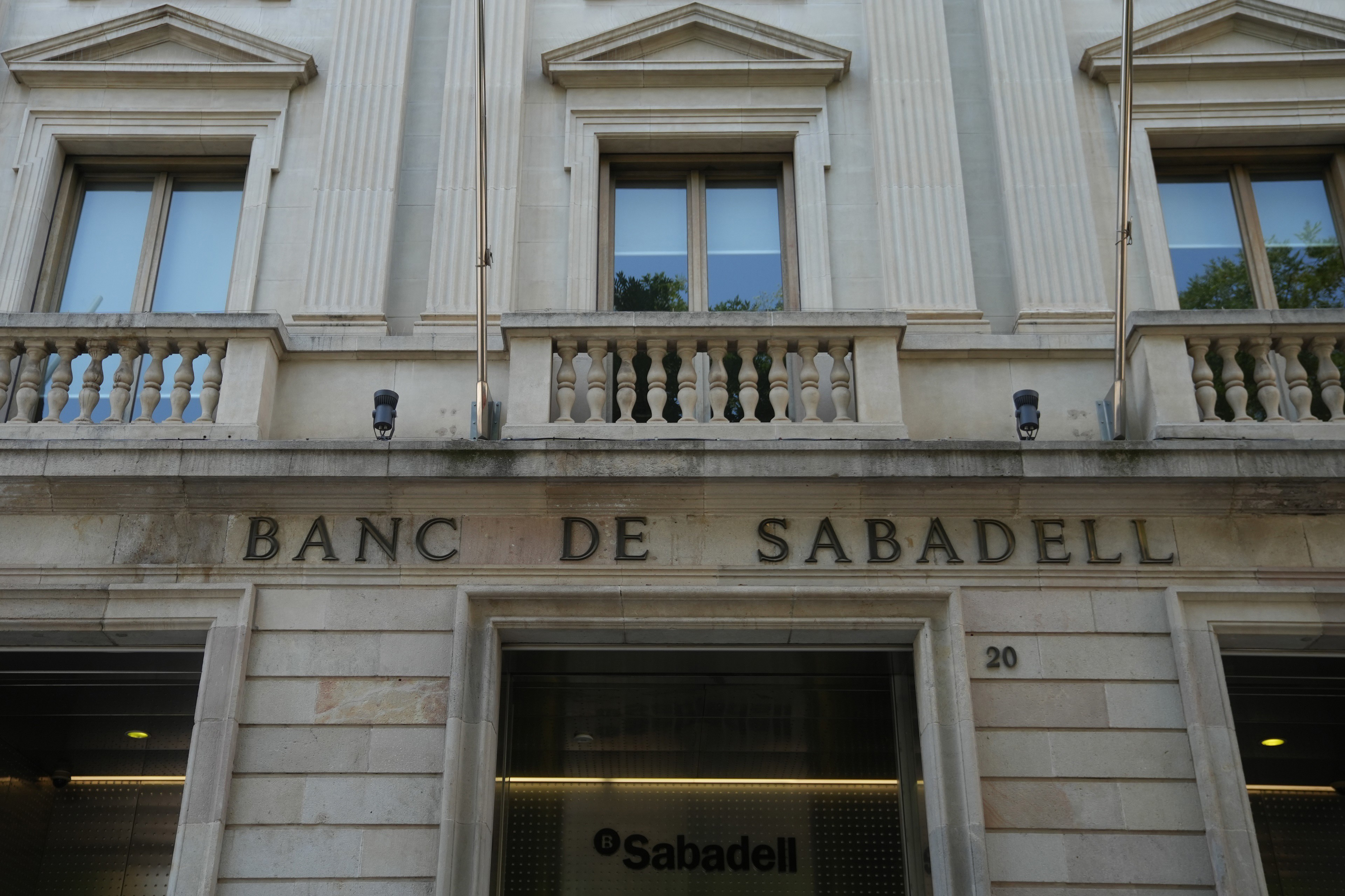 Sabadell distribuirá 4.000 millones de euros a sus accionistas en los próximos 12 meses