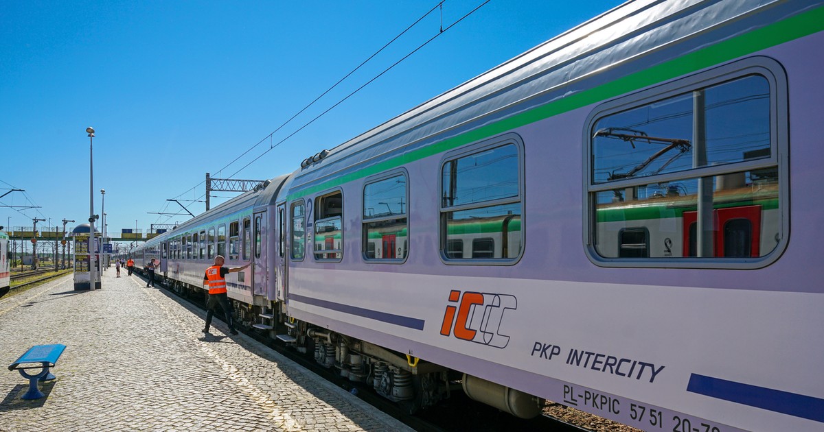 Skandal w pociągu PKP IC! Ukradli walizkę z cenną zawartością. Wpadli przez jeden szczegół