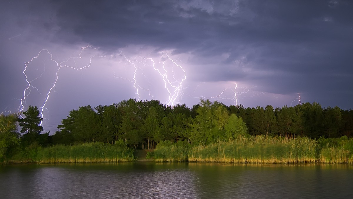 Instytut Meteorologii i Gospodarki Wodnej wydał w poniedziałek ostrzeżenia przed burzą 1. stopnia dla województw: wielkopolskiego, łódzkiego, dolnośląskiego i opolskiego. W Warmińsko-Mazurskiem oraz na Kujawach i Pomorzu mogą wystąpić intensywne opady deszczu.