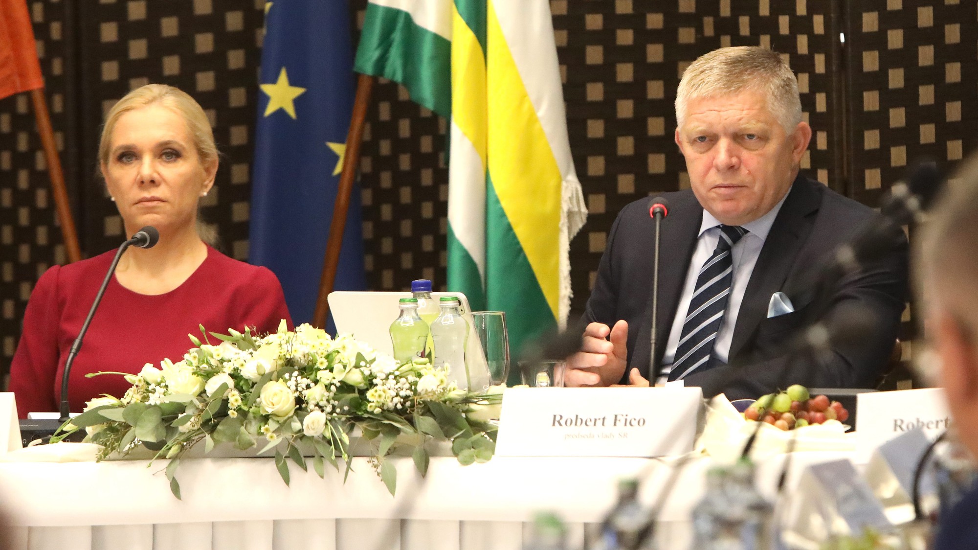 Podpredsedníčka vlády a ministerka hospodárstva SR Denisa Saková (Hlas-SD) a premiér SR Robert Fico (Smer-SD) počas výjazdového rokovania vlády.