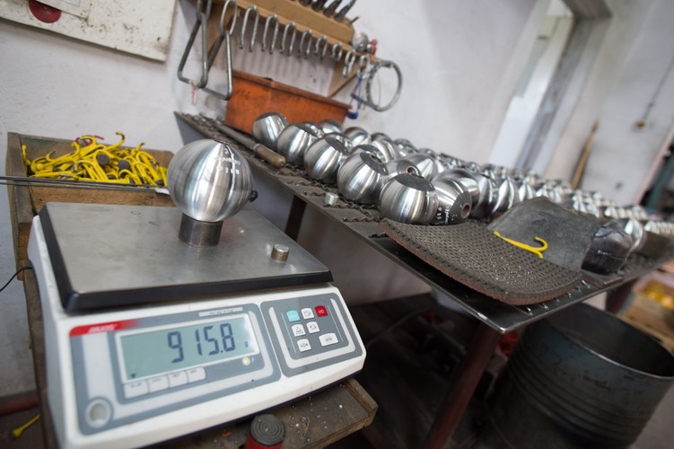 Piotrkowska firma, która działa na rynku od 50 lat jest znana na całym świecie. Młoty, oszczepy, kule i dyski z Piotrkowa Trybunalskiego od wielu lat obecne są na prestiżowych imprezach lekkoatletycznych m.in. mistrzostwach Europy, Uniwersjadach, Igrzyskach Europejskich, które w zeszłym roku odbyły się w Baku czy zawodach Diamentowej Ligi. 

<br><br> fot. (gm/cat) PAP/Grzegorz Michałowski