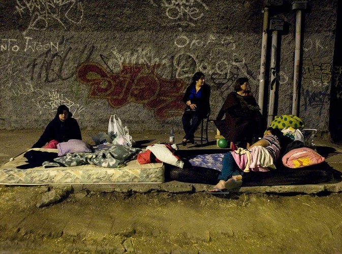 Świat nie otrząsnął się po tragedii Haiti, kiedy potężne trzęsienie przeraziło Chile. Na zdjęciu: ludzie z obawy przed wstrząsami wtórnymi śpią na ulicy