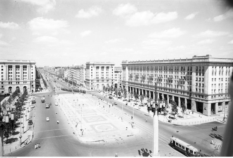 Plac Konstytucji w Warszawie w latach 50. Widok z hotelu MDM. Widoczna perspektywa ul. Marszałkowskiej