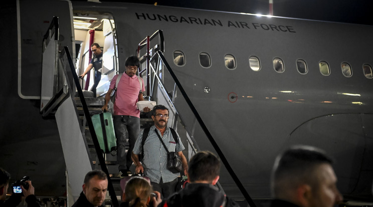 Szudánból kimenekített emberek az őket szállító Airbus A319-es honvédségi repülőgép földet érése után a Magyar Honvédség kecskeméti repülőbázisán/Fotó: MTI/Ujvári Sándor