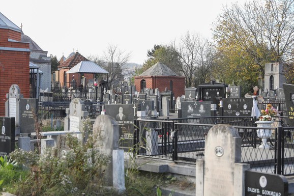 (VIDEO) ŽIVI GLUME MRTVE, POKOJNIKU SE "DARUJE" KREVET I STO Neobični običaji na sahranama i danas se praktikuju u Istočnoj Srbiji, ali ne gledaju svi isto na to