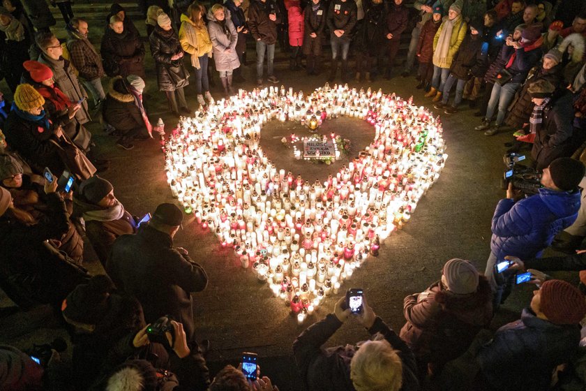 Polacy oddają hołd tragicznie zmarłemu prezydentowi. Poruszające zdjęcia