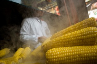 Kukurydza traci, bo zyskuje dolar