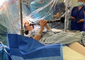 Deniz Bejkon (65) svira klarinet na operaciji mozga