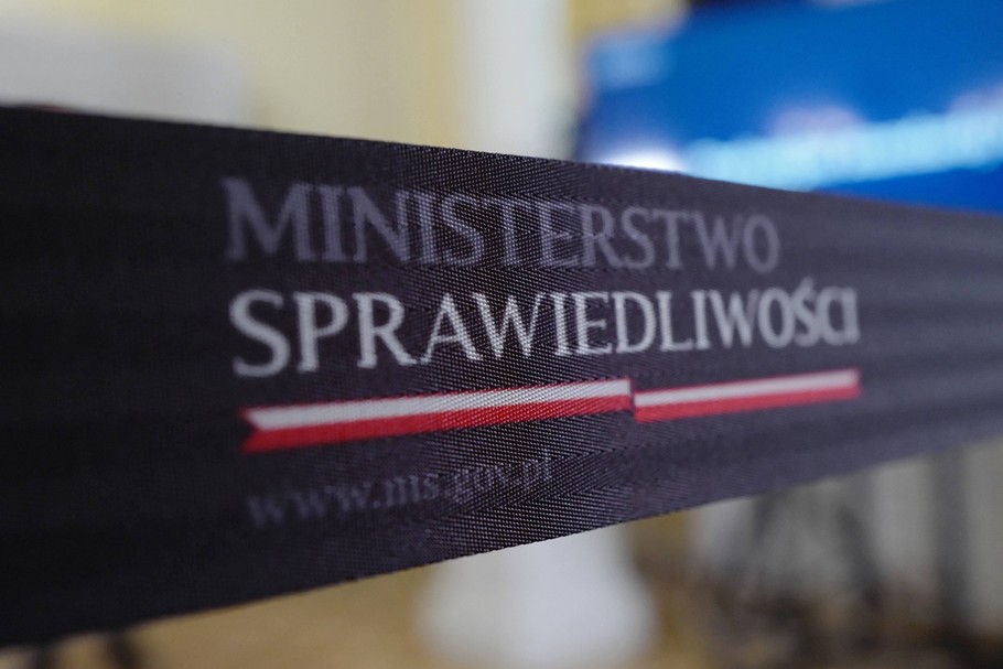 Ministerstwo Sprawiedliwości wraca z propozycją, aby odpowiedzialność zbiorowa była stosowana jedynie wobec dużych firm, czyli tych zatrudniających od 250 pracowników, zakładając, że podmioty te w ramach struktur posiadają działy compliance i mają wdrożone skuteczne narzędzia i procedury kontroli pracowników