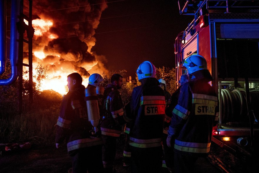 Pierwsza noc pożaru w Zgierzu