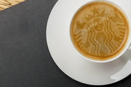 Na wiosnę ze Starbucksa znikną plastikowe słomki. Szefowie sieci o cenach kawy, ekologii i trendach kawowych w Polsce