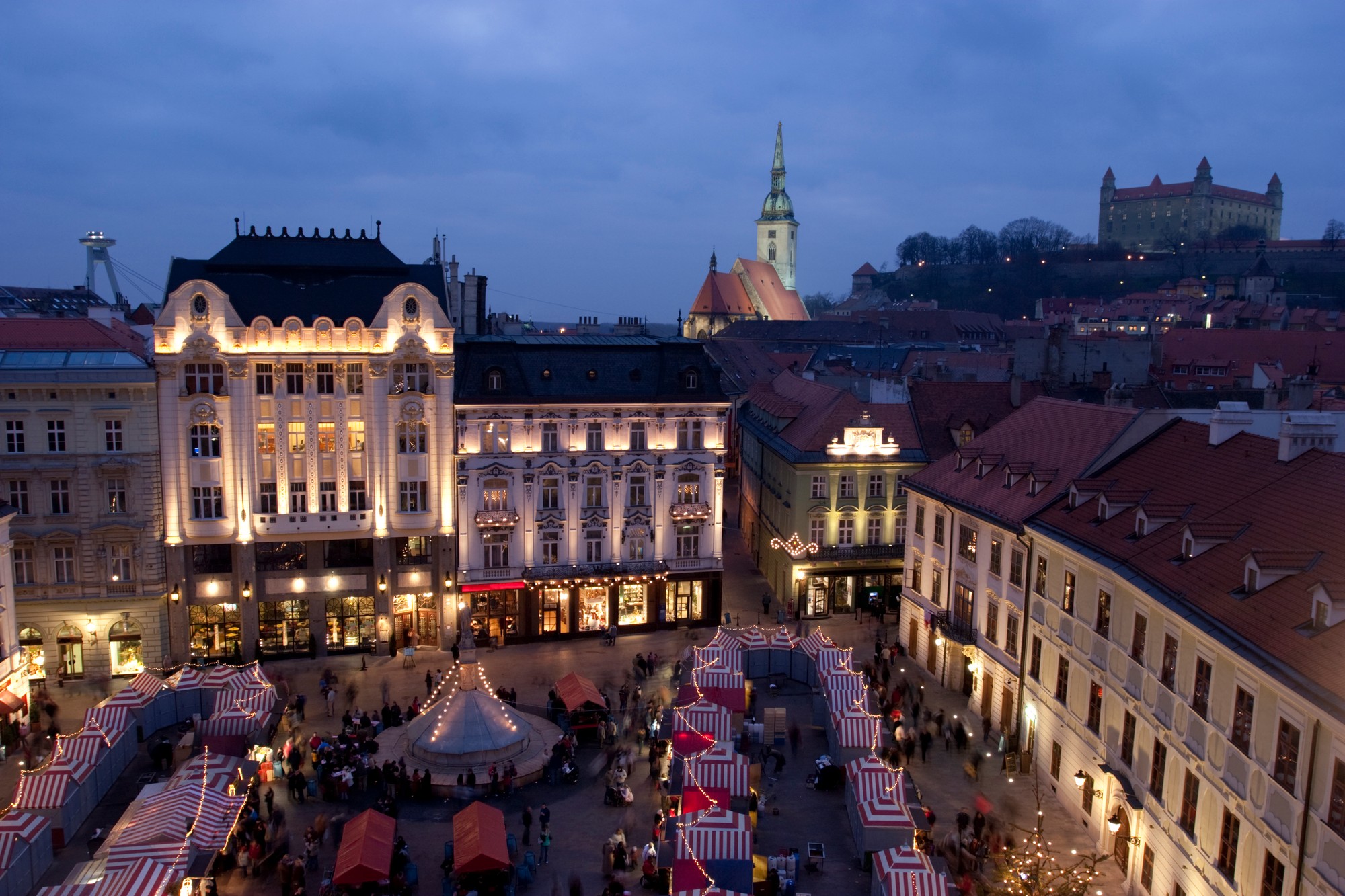 Vianočné trhy v centre Bratislavy.