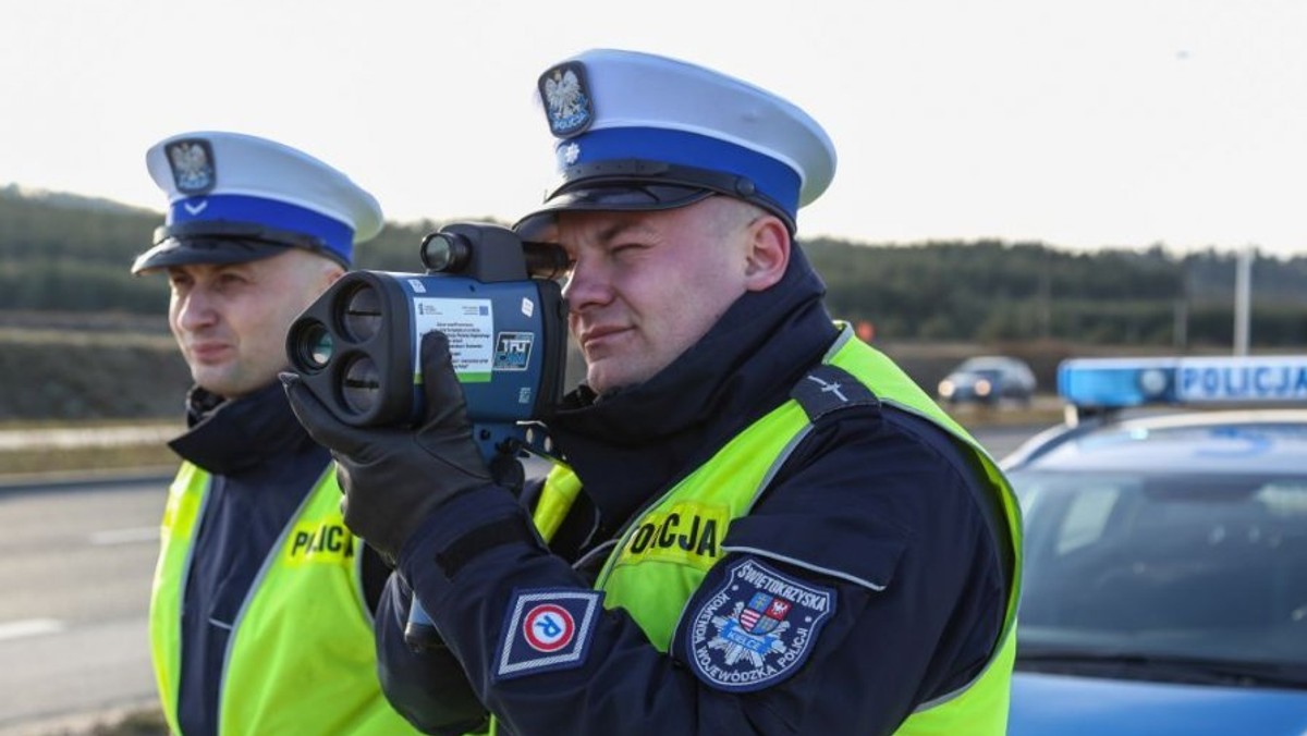 Specjalistyczne laserowe mierniki prędkości, które są wyposażone w rejestrator video. To nowa broń, jaką świętokrzyscy policjanci otrzymali do walki z piratami drogowymi. Osiem urządzeń nawet z odległości ponad kilometra pozwala namierzyć kierowców, którzy nie tylko będą przekraczali dopuszczalną prędkość, ale także zapomną o zapięciu pasów czy w trakcie jazdy będą rozmawiać przez komórkę.