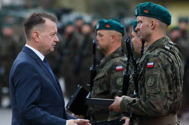 Wicepremier, minister obrony narodowej Mariusz Błaszczak (L) na uroczystej przysiędze żołnierzy dobrowolnej zasadniczej służby wojskowej