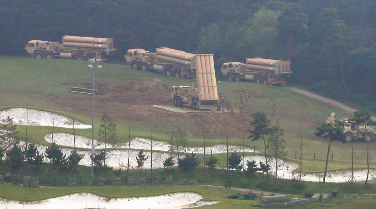 A THAAD rakétavédelmi rendszer telepítése / Fotó: AFP