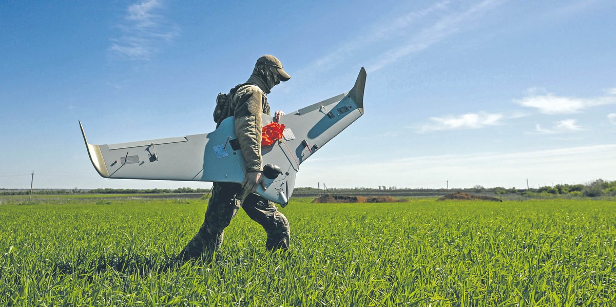 Żołnierz ukraińskiej jednostki specjalnej z dronem zwiadowczym. Obwód doniecki, 2 maja 2025 r.