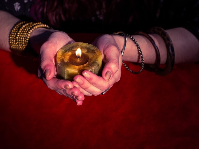 Sve više devojaka posećuje vračare i astrologe kako bi pronikle u svoju budućnost
