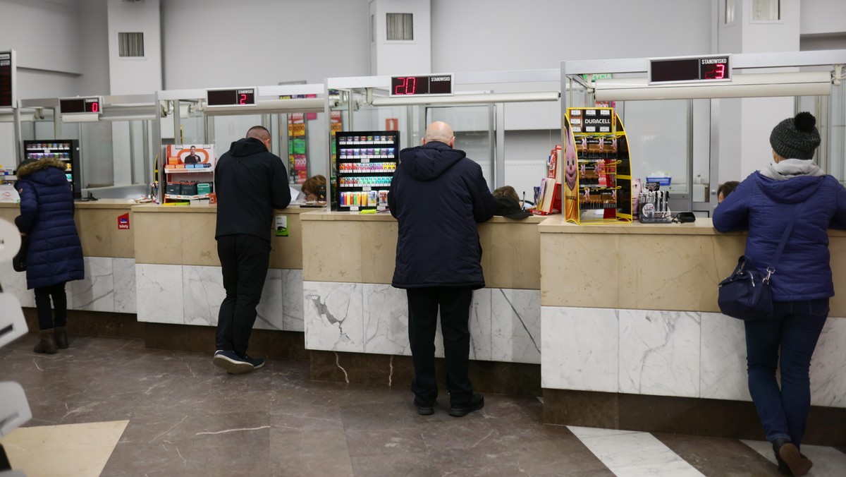 Poczta Polska planuje zwolnienia dla 8,5 tys. pracowników, związkowcy alarmują o zatrudnieniu listonoszy [Źródło: Onet]