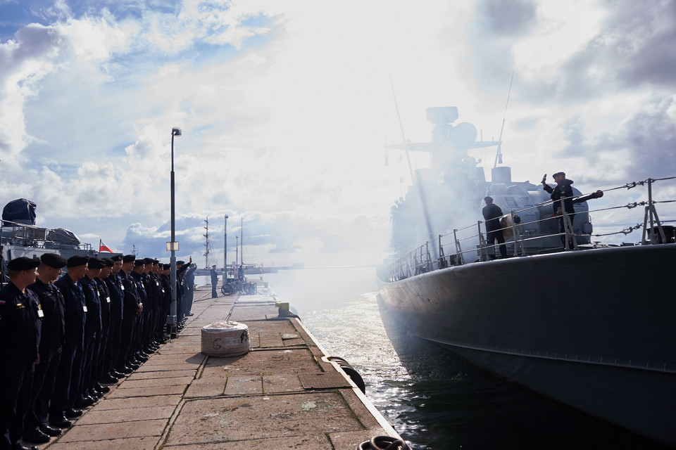 Okręt ORP "Grom" wychodzi w morze na międzynarodowe ćwiczenia "Northern Coasts 2015" z bazy morskiej w Gdyni