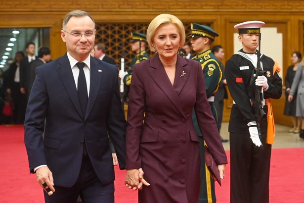 Seul, Korea Płd., 22.10.2024. Prezydent RP Andrzej Duda (L) oraz pierwsza dama Agata Kornhauser-Duda (C) podczas powitania na lotnisku w Seulu, 22 bm. Polska para prezydencka przebywa z wizytą roboczą w Korei Południowej. (jm) PAP/Piotr Nowak