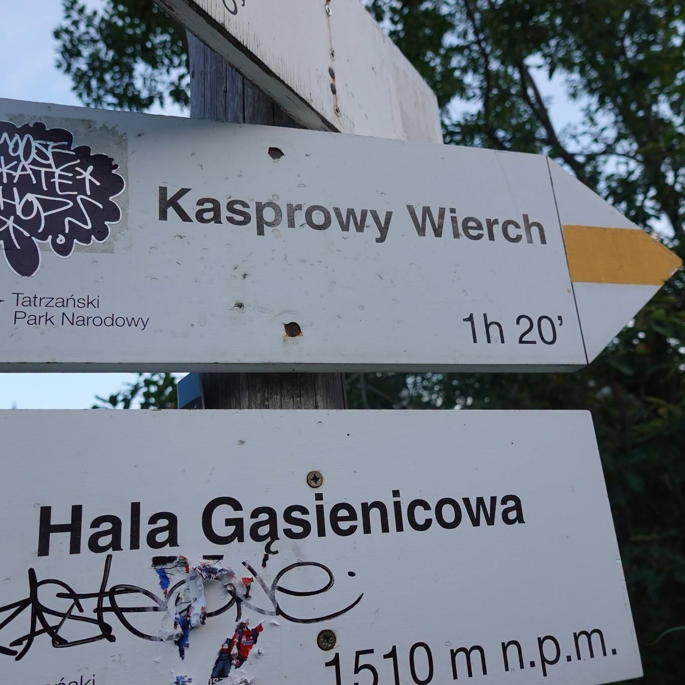 Vandali ničia horské značenie nálepkami.