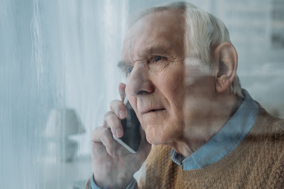 Starszy mężczyzna rozmawia przez telefon