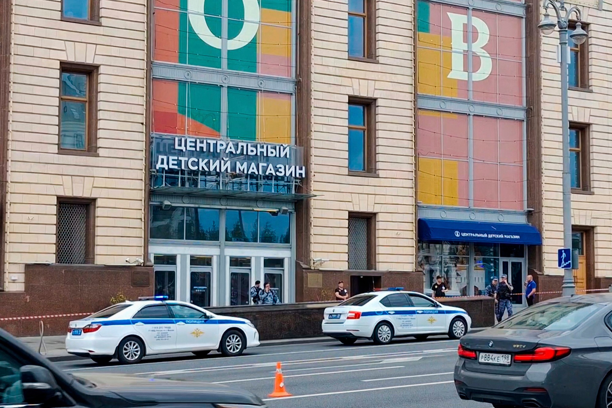 Ruské úrady budovu evakuovali a na miesto prišli polícia, záchranári a hasiči.