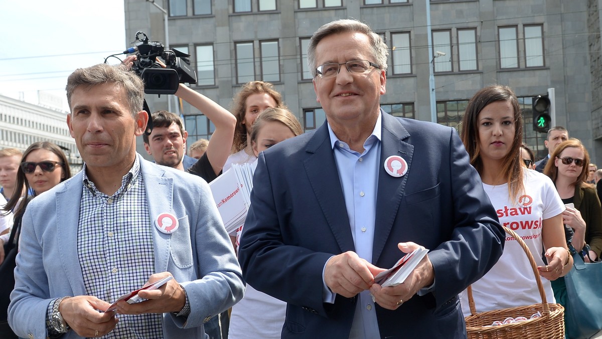 Prezydent Bronisław Komorowski podziękował we wtorek warszawiakom za dotychczasowe wsparcie i prosił o dalsze w czasie II tury wyborów. Podczas przejścia ulicami Warszawy do Pałacu Prezydenckiego Komorowskiemu towarzyszy m.in. mistrz olimpijski, chodziarz Robert Korzeniowski.