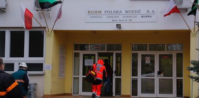 Wstrząs w kopalni w Polkowicach. 7 poszkodowanych. 58-letni górnik nie żyje