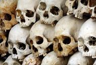 Pola Śmierci – ludzkie czaszki w pomniku ludobójstwa Choeung Ek w Kambodży