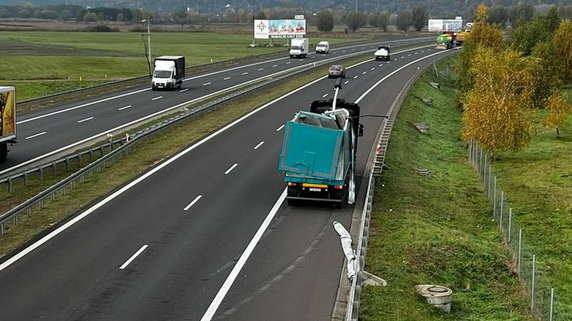 Ciężarówka zahaczyła o wiadukt na S3