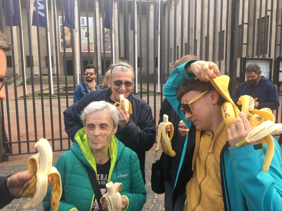 "Jedzenie Bananów Przed Muzeum Narodowym"