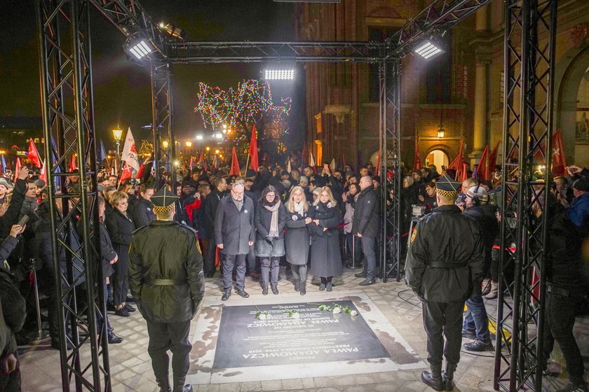 Pamiątkowa tablica w miejscu tragedii. 