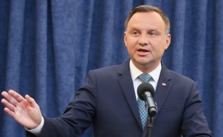Bloomberg: Wreszcie prezydent Polski powiedział „dość”. Poważna interwencja UE tylko wzmocniłaby rząd PiS