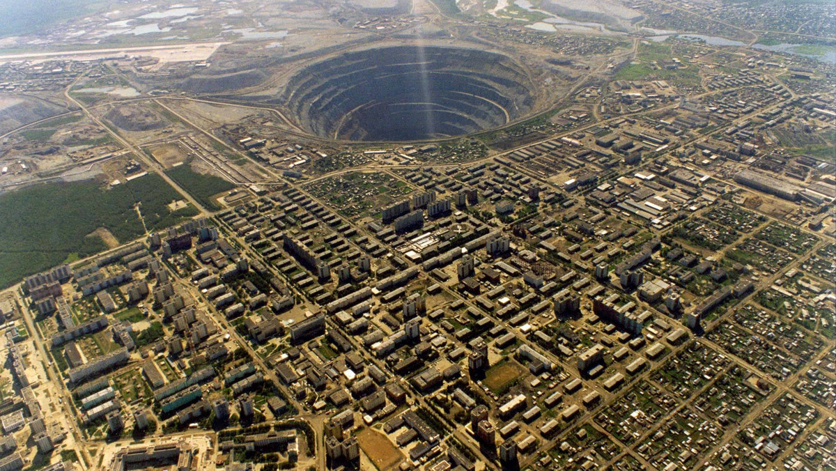 Rosyjska kopalnia diamentów jest tak duża, że wciąga helikoptery
