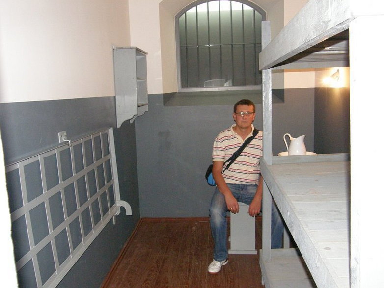 Wnętrze celi dla czwórki osadzonych. Łóżko piętrowe i jedno zawieszone na ścianie. Klaustrofobiczne pomieszczenie miało wpływać na psychikę osadzonych.