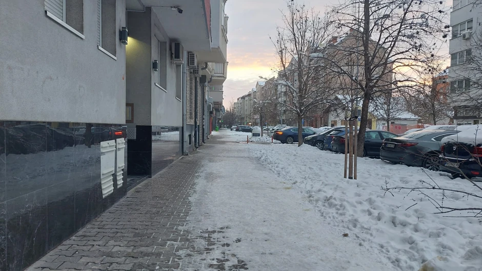 Trotoari klizavi, građani ne čiste led i sneg