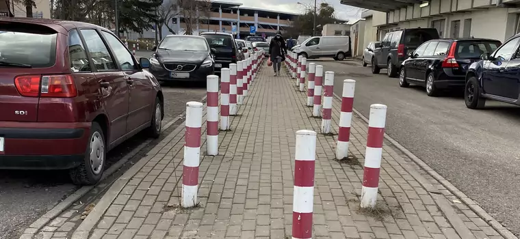 Dziesiątki słupków na chodniku to charakterystyczny krajobraz polskich ulic...