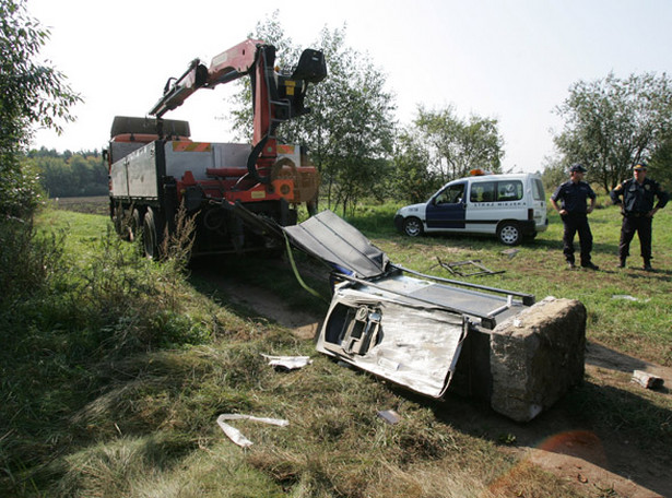 Wyrwali dźwigiem bankomat i porzucili w polu