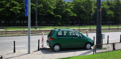 Stary matiz zablokował drogowców