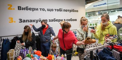 Ci biedni ludzie uciekli przed wojną do Polski. Poruszające sceny w sklepie dla uchodźców. Godzinami stoją w kolejce, by dostać coś do ubrania