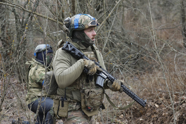 Ukraińscy cywile biorą udział w szkoleniu wojskowym
