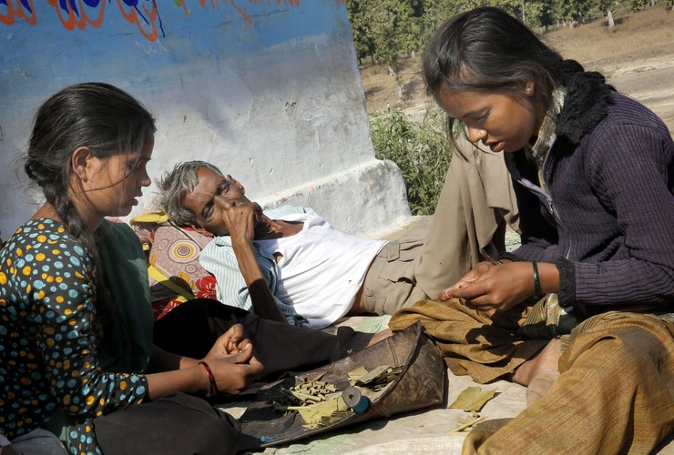 Tradycja i skręcane papierosy beedi powoli zabijają Hindusów