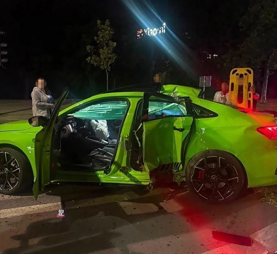 Auto u kom je teško povređena devojka nakon driftovanja